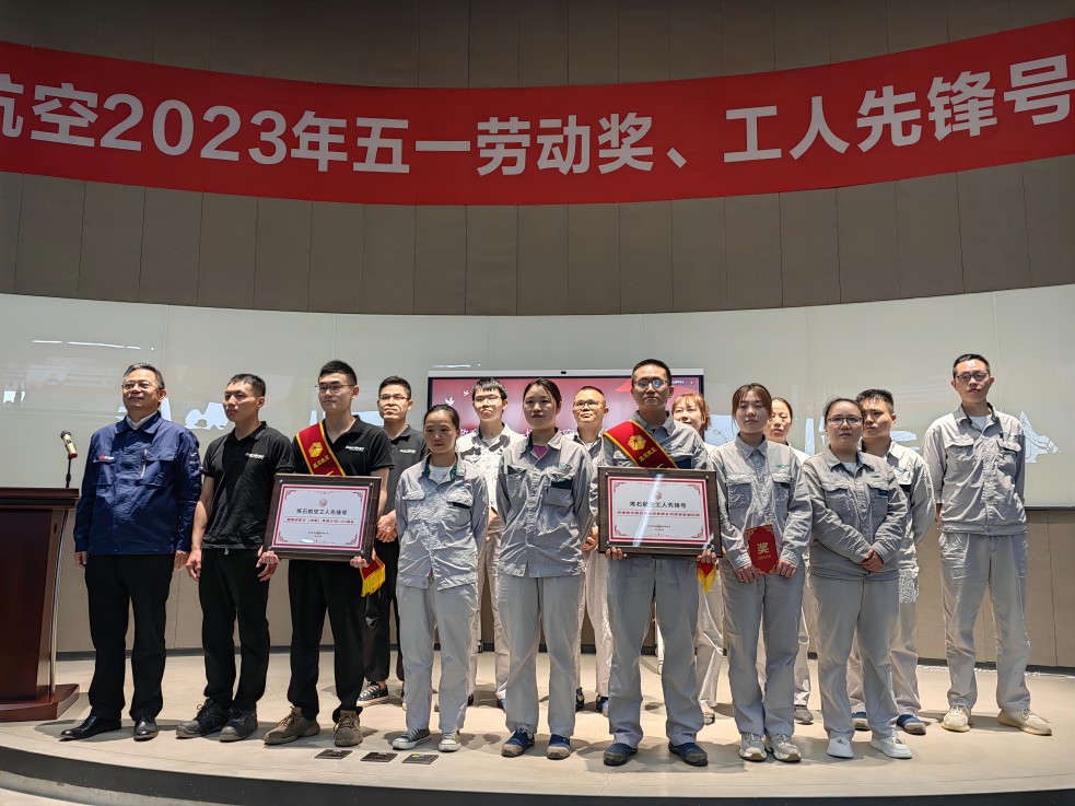 公司副总司理魏钰为工人先锋号获奖班组颁奖(缩放).jpg